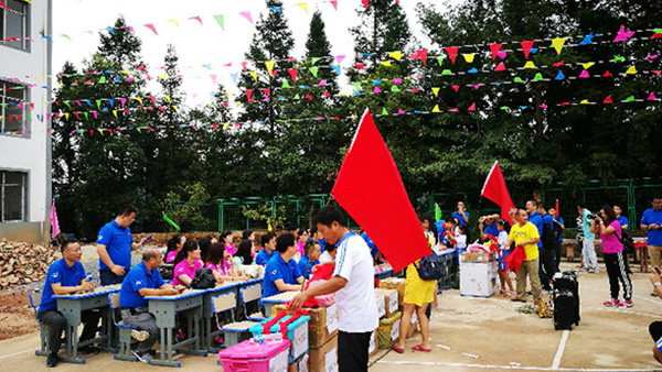 共同前行， 温暖你我——徐州8868体育官网登录入口统一医药连锁销售有限公司贵州修文小学助学行